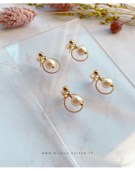 Puces d'oreilles en gold-filled jaune, perles dans anneau