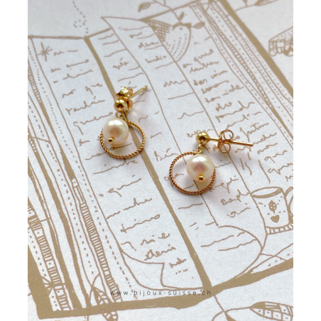 Puces d'oreilles en gold-filled jaune, perles dans anneau sur illustration by LetmeflyNatasha