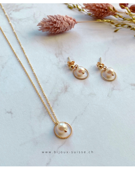 Ensemble collier et bijoux d'oreilles avec perles d'eau douce.